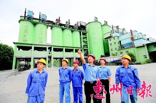     羅浮山水泥集團(tuán)有限公司董事長吳國 強(qiáng)（中）與員工一起研究企業(yè)課題。
    本報記者鐘暢新 攝
