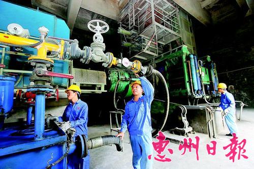 工人在生產(chǎn)車間維護(hù)保養(yǎng)機(jī)器設(shè)備。 本報記者鐘暢新 攝

