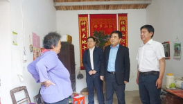 集團(tuán)副總經(jīng)理、水泥股份黨委書記王建超到江老家村、元圩村扶貧慰問