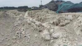 山水工廠對(duì)面露天存放固廢，占地三四畝塵土飛揚(yáng)！